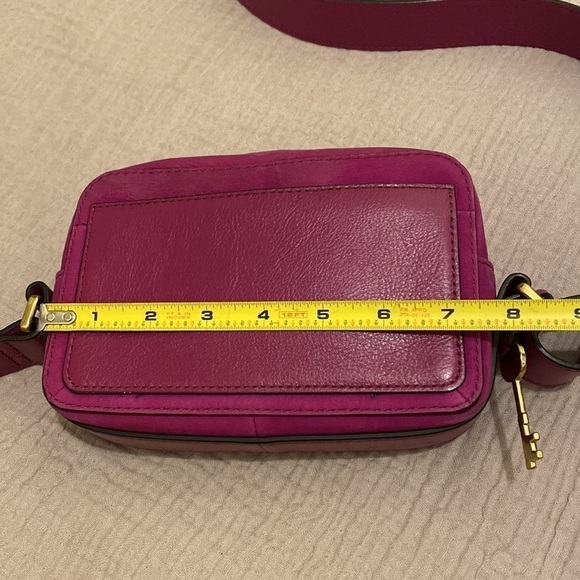 Fossil nubuck / suede leather fuchsia camera bag in very good condition. - Picture 10 of 12